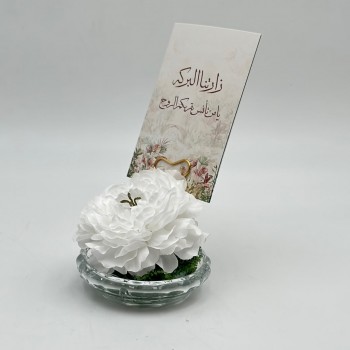 فازة  ورد أنيقة بتصميم فاخر، مرتبة داخل مزهرية زجاجية شفافة تمنحها مظهرًا راقيًا وجذابًا. 18سم 