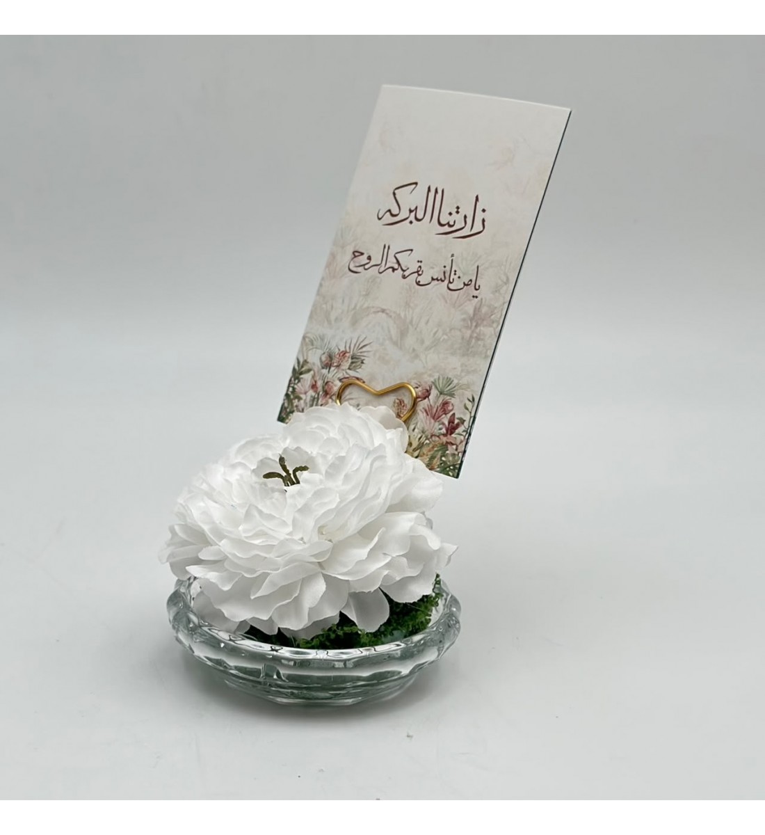 فازة  ورد أنيقة بتصميم فاخر، مرتبة داخل مزهرية زجاجية شفافة تمنحها مظهرًا راقيًا وجذابًا. 18سم 