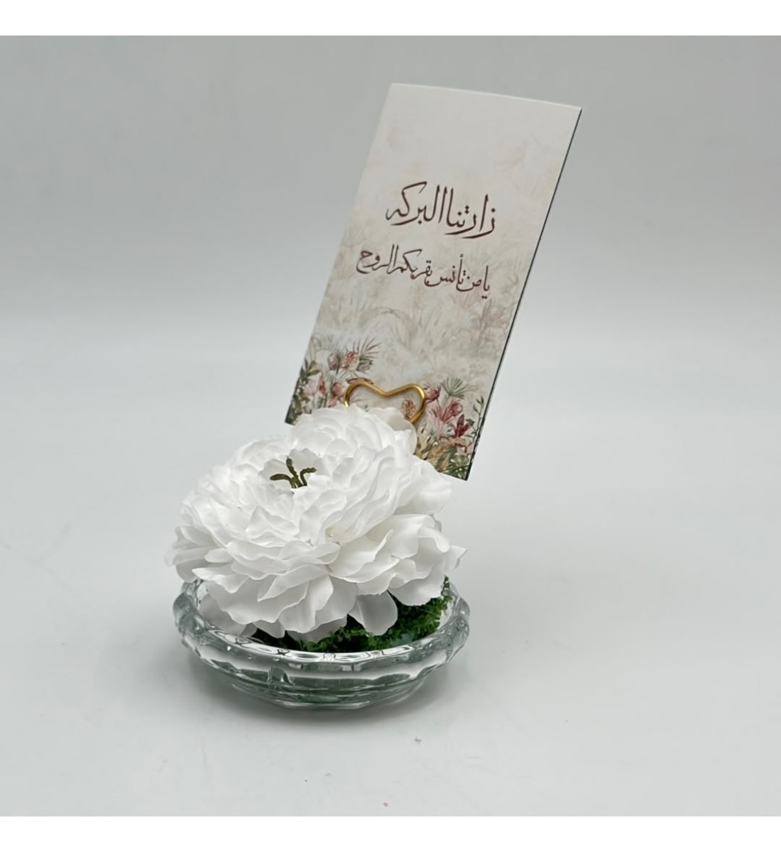 فازة  ورد أنيقة بتصميم فاخر، مرتبة داخل مزهرية زجاجية شفافة تمنحها مظهرًا راقيًا وجذابًا. 18سم 