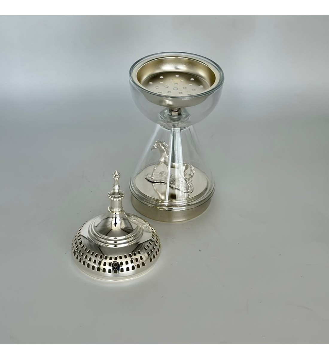 مبخرة معدنية فاخرة بتصميم كلاسيكي أنيق، تأتي بلون شفاف فضي مطفي 25×10×10سم