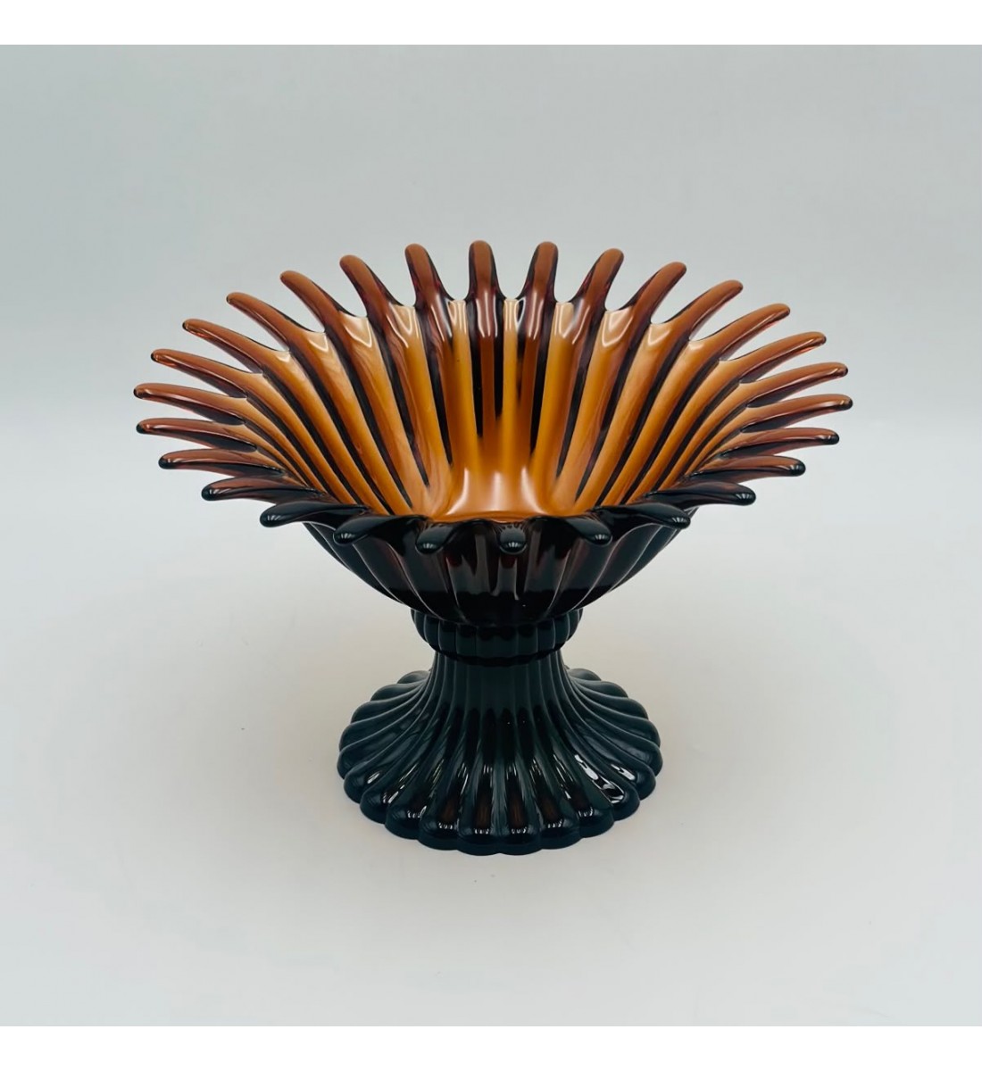 صحن تقديم أنيق بتصميم زجاج يمنح مظهرًا راقيًا وفخمًا 22×22×17سم صحن تقديم أنيق بتصميم زجاج يمنح مظهرًا راقيًا وفخمًا 22×22×17سم