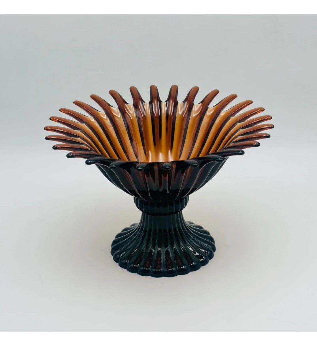 صحن تقديم أنيق بتصميم زجاج يمنح مظهرًا راقيًا وفخمًا 22×22×17سم صحن تقديم أنيق بتصميم زجاج يمنح مظهرًا راقيًا وفخمًا 22×22×17سم
