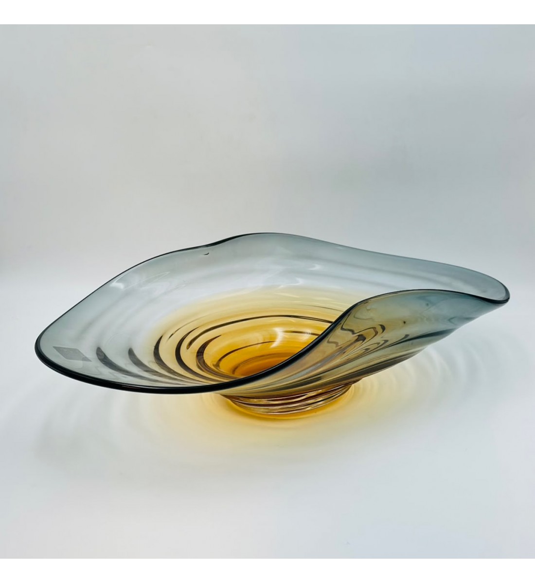 صحن تقديم أنيق بتصميم زجاج يمنح مظهرًا راقيًا وفخمًا 58×28×16سم صحن تقديم أنيق بتصميم زجاج يمنح مظهرًا راقيًا وفخمًا 58×28×16سم