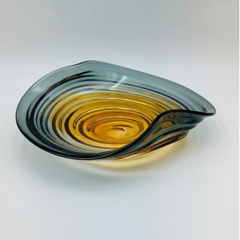 صحن تقديم أنيق بتصميم زجاج  يمنح مظهرًا راقيًا وفخمًا 37×25×10سم 