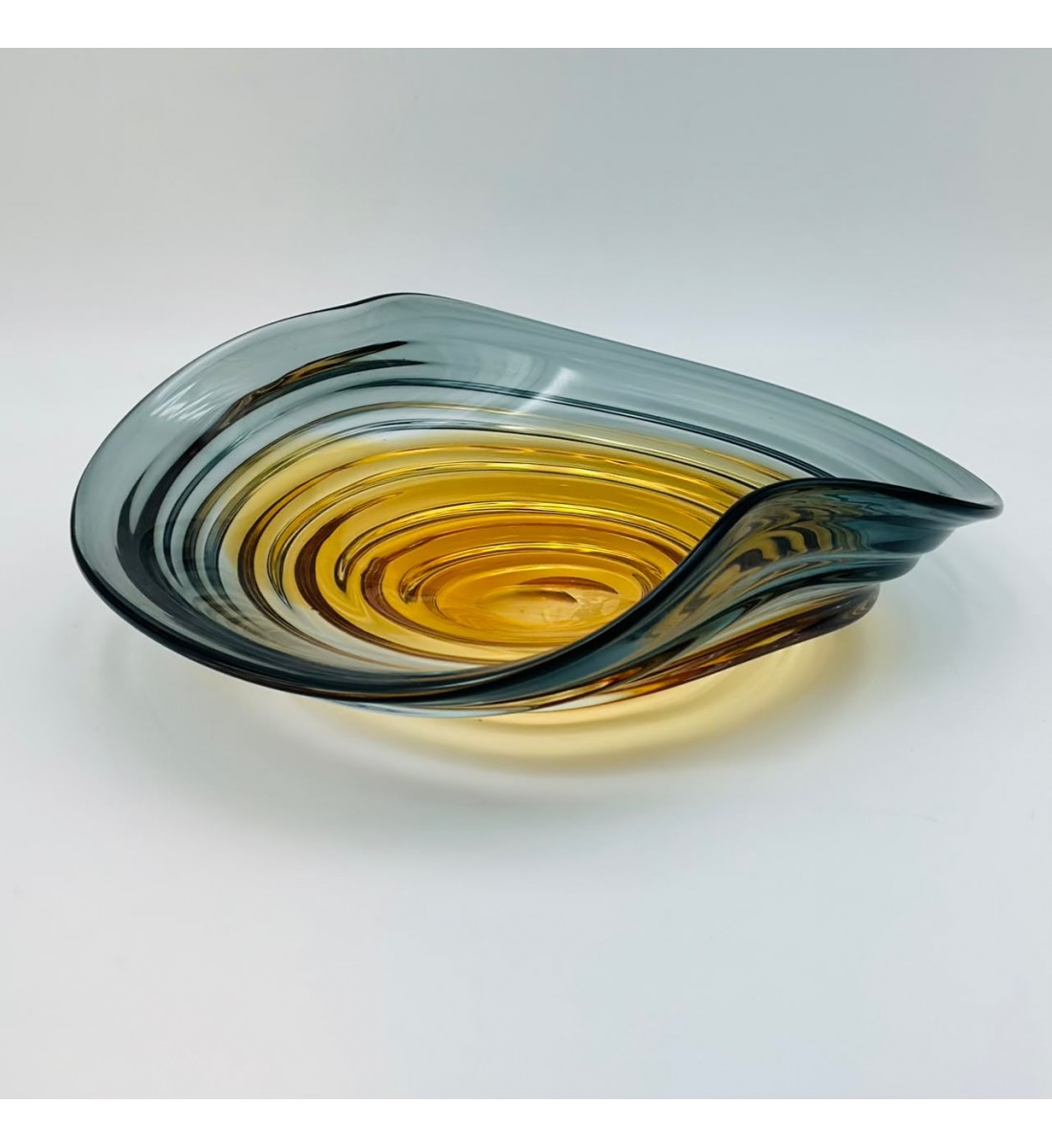صحن تقديم أنيق بتصميم زجاج يمنح مظهرًا راقيًا وفخمًا 37×25×10سم صحن تقديم أنيق بتصميم زجاج يمنح مظهرًا راقيًا وفخمًا 37×25×10سم