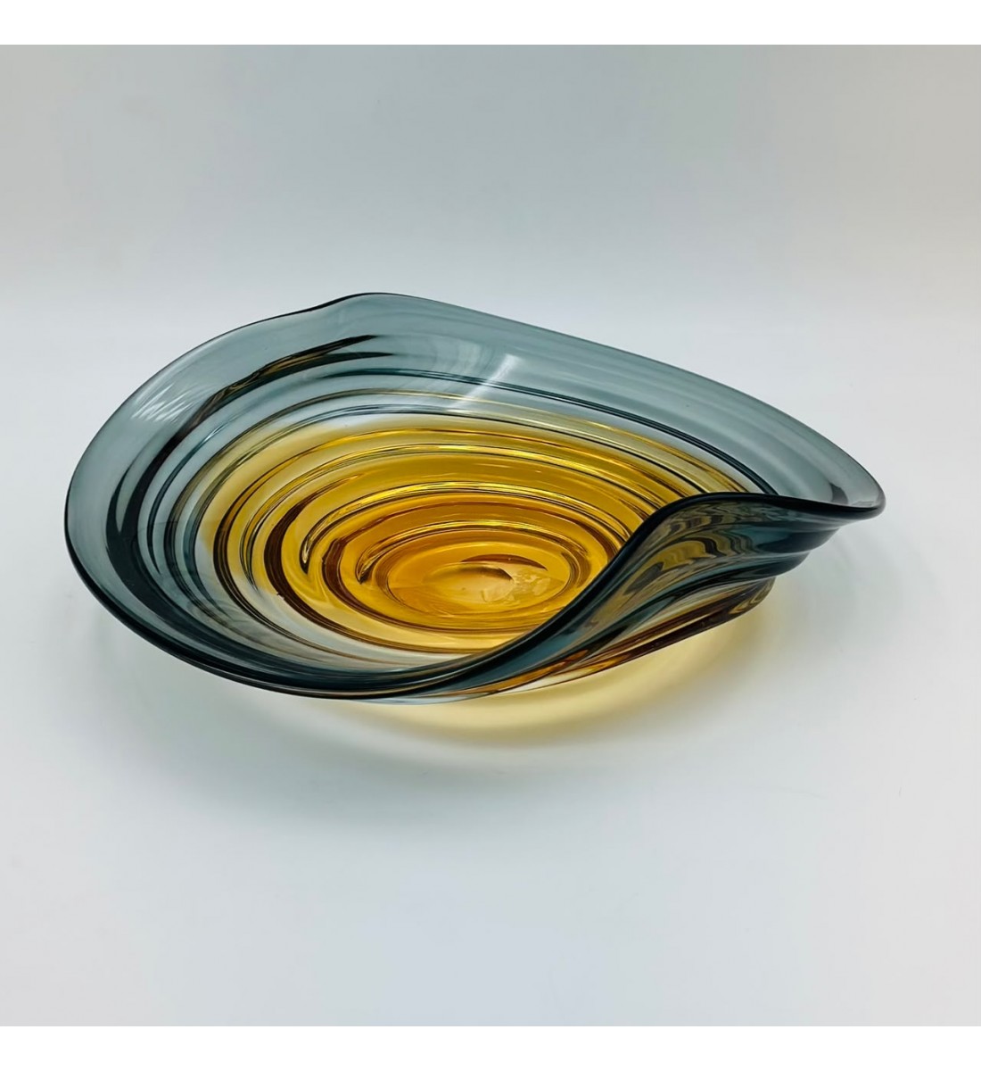 صحن تقديم أنيق بتصميم زجاج يمنح مظهرًا راقيًا وفخمًا 37×25×10سم صحن تقديم أنيق بتصميم زجاج يمنح مظهرًا راقيًا وفخمًا 37×25×10سم