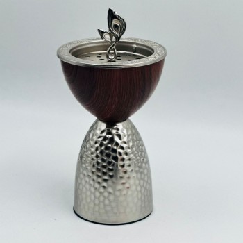 مبخرة معدنية فاخرة بتصميم كلاسيكي أنيق، تأتي بلون  فضي علي خشبي  17×11×11سم 