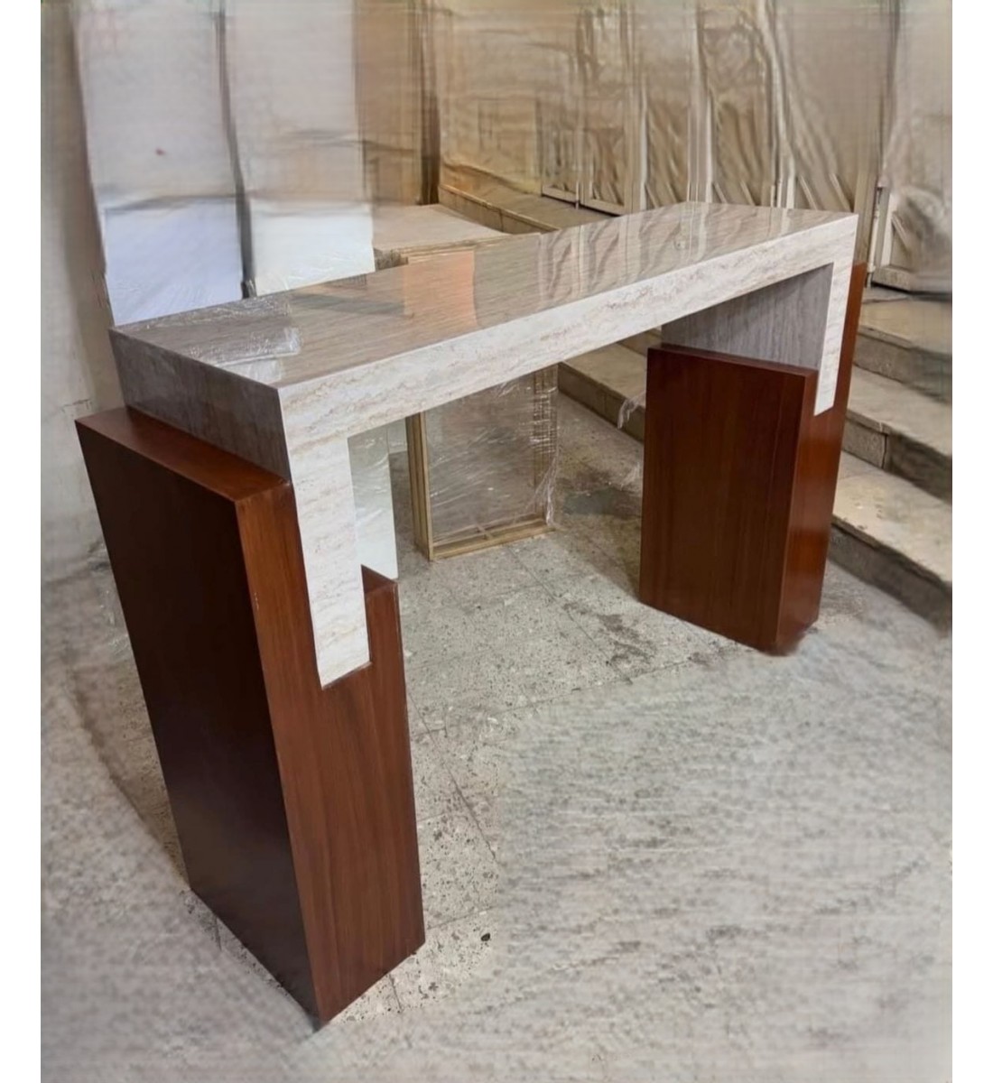 طاولة كونسول خشبية بتصميم مودرن دافئ  بسطح بديل الرخام  140×40×95سم 