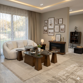 طقم طاولات 7 قطع بسطح زجاج وقاعدة خشب  لون بني تصميم حديث وانيق 