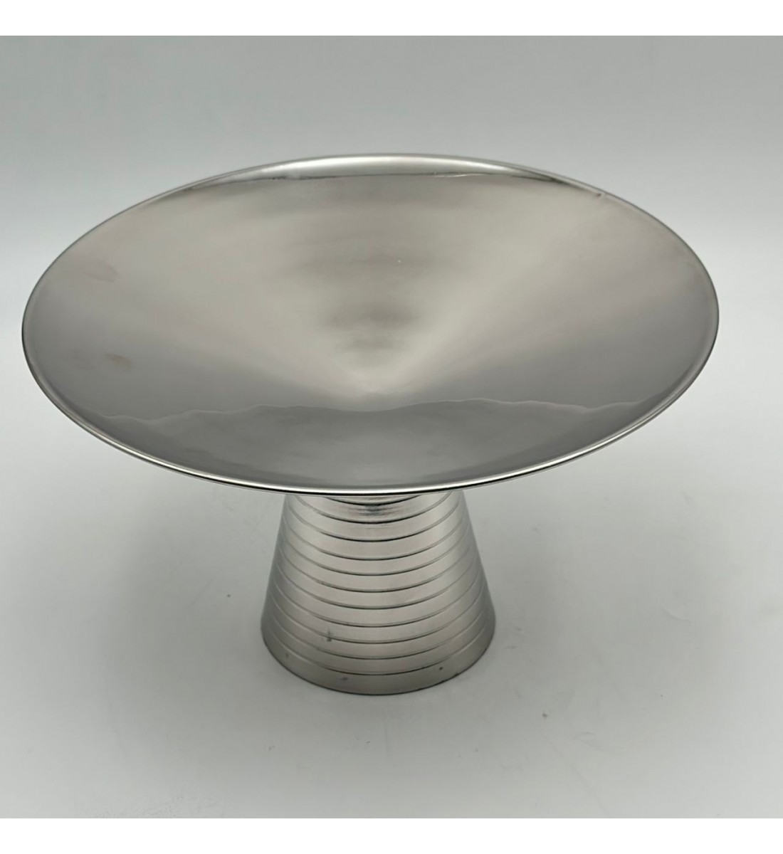 صحن تقديم معدني بتصميم فاخر وعصري 26×26×15سم صحن تقديم معدني بتصميم فاخر وعصري 26×26×15سم