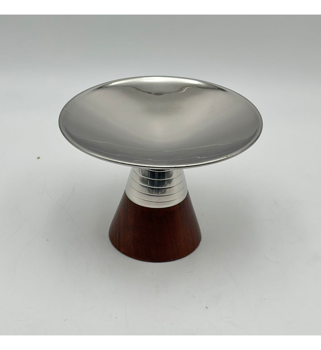 صحن تقديم معدني بتصميم فاخر وعصري 16×16×12سم صحن تقديم معدني بتصميم فاخر وعصري 16×16×12سم
