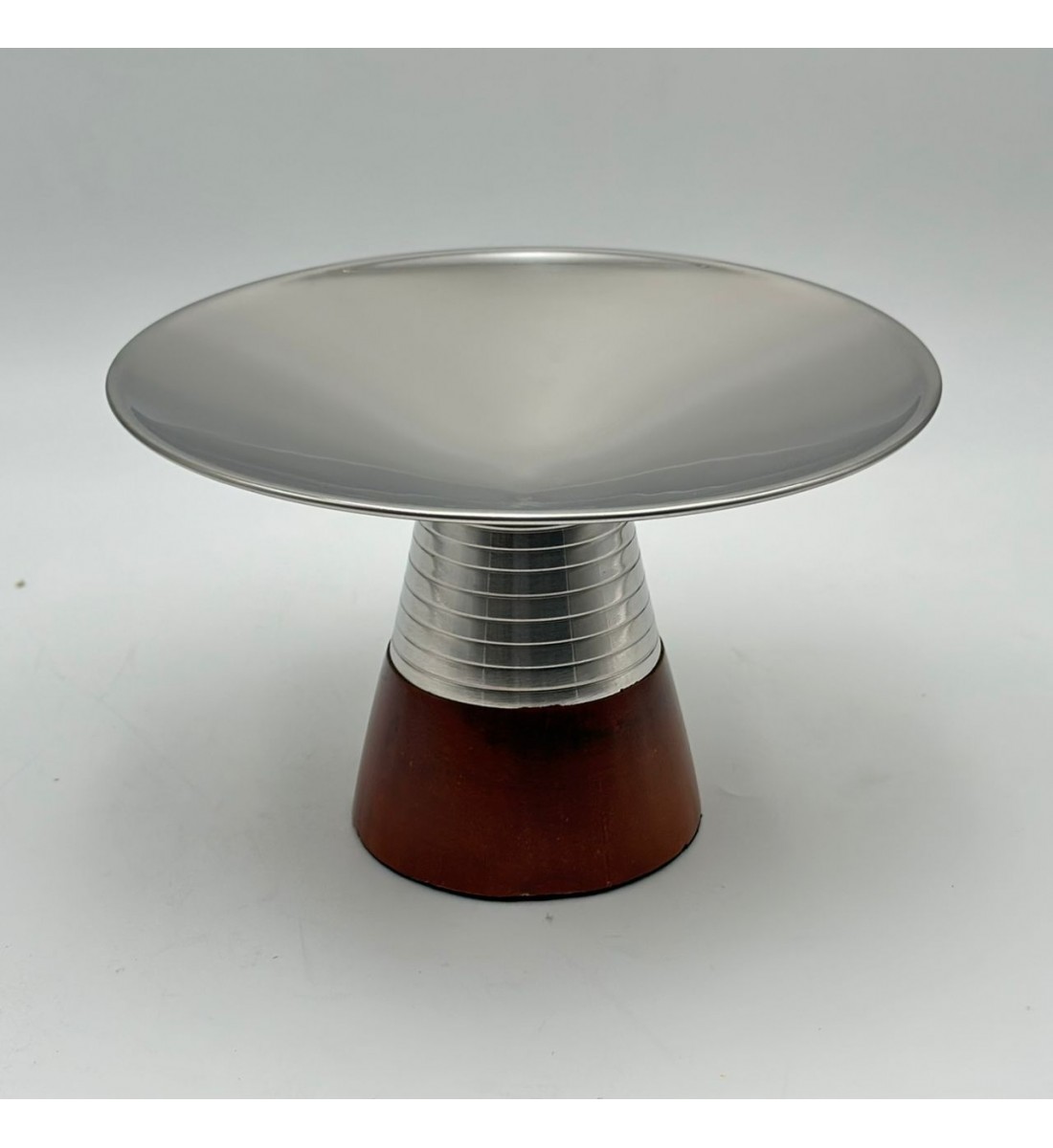 صحن تقديم معدني بتصميم فاخر وعصري20×20×13سم صحن تقديم معدني بتصميم فاخر وعصري20×20×13سم