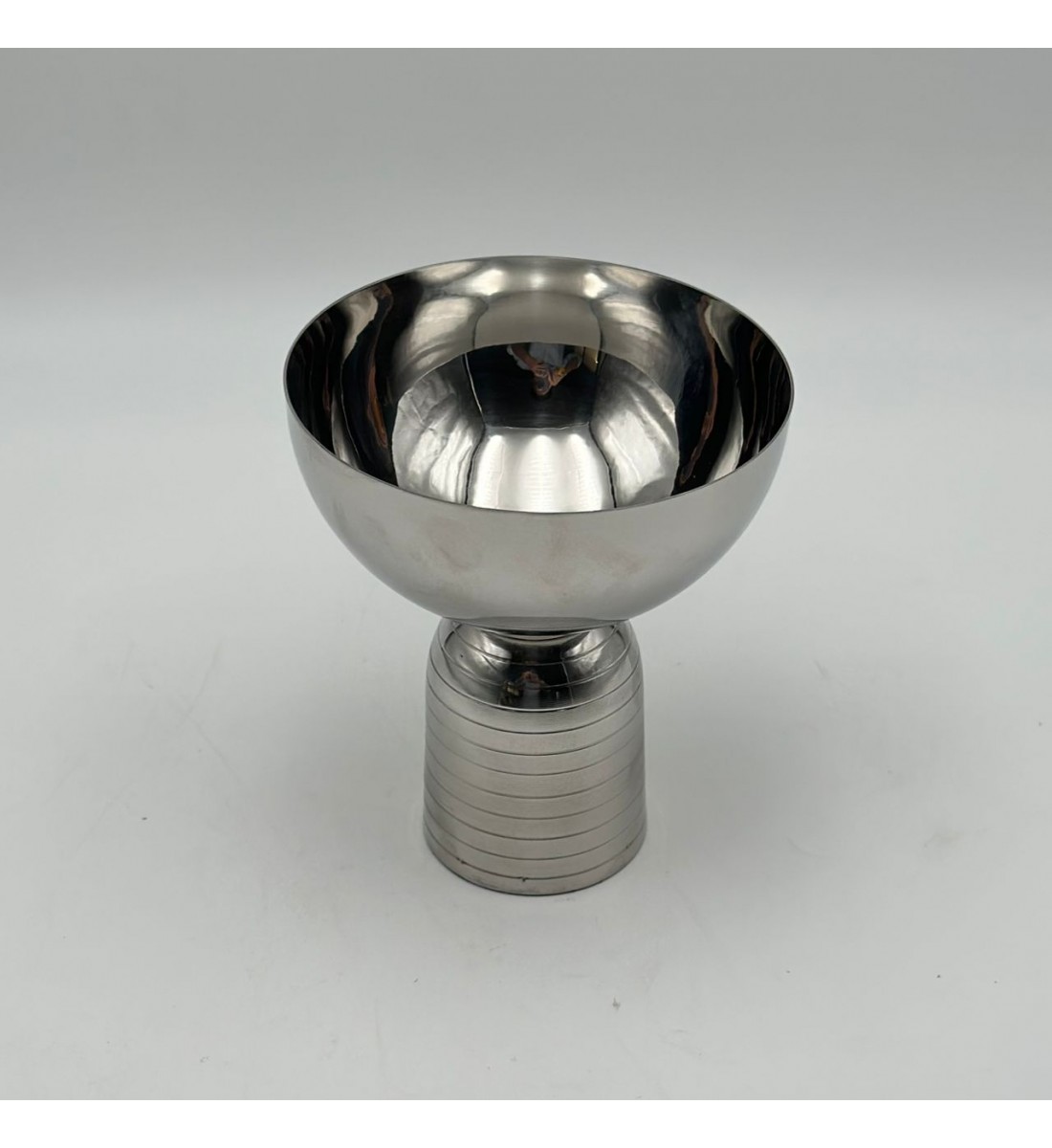 صحن تقديم معدني بتصميم فاخر وعصري13×13×14سم صحن تقديم معدني بتصميم فاخر وعصري13×13×14سم