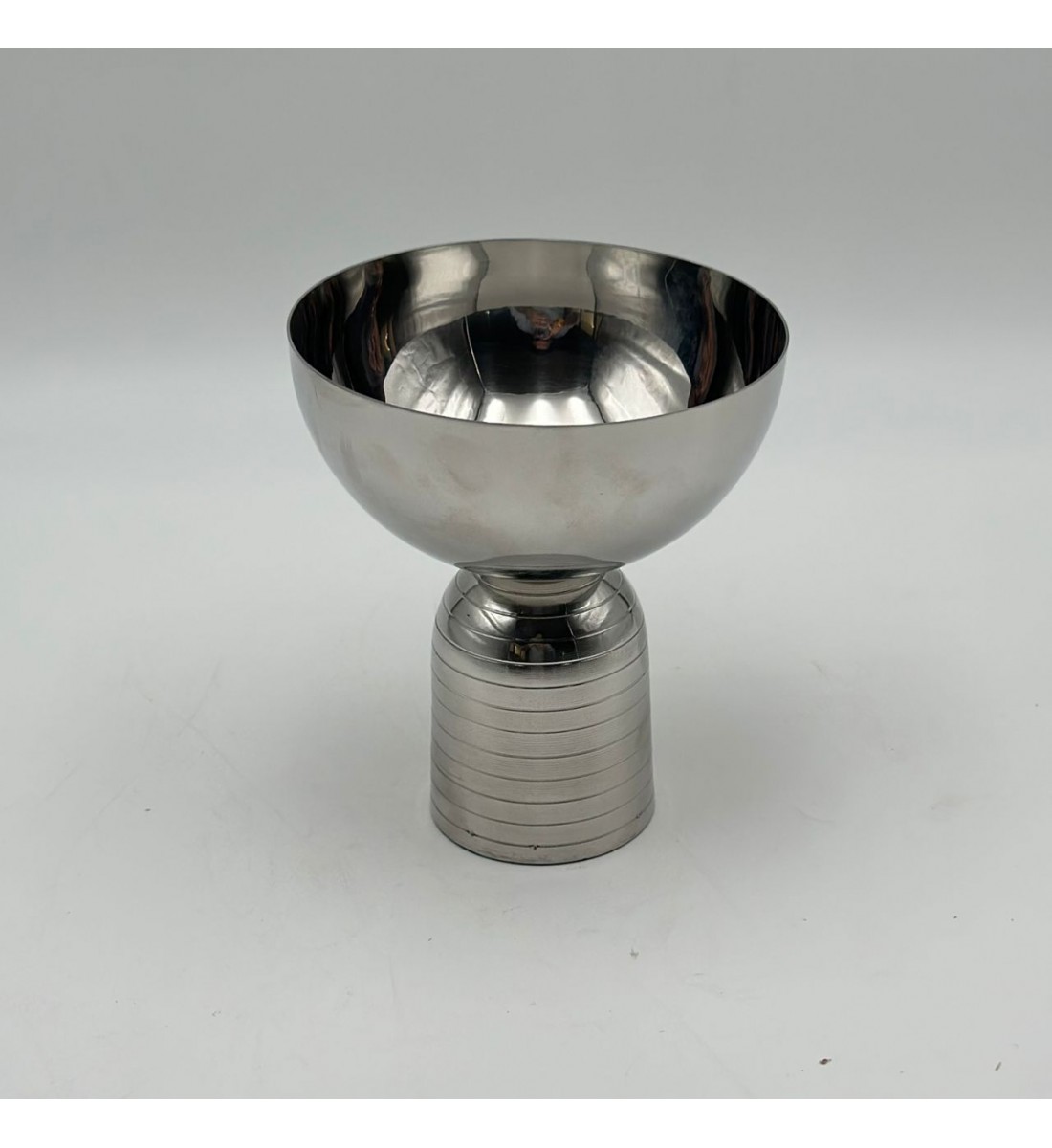 صحن تقديم معدني بتصميم فاخر وعصري13×13×14سم صحن تقديم معدني بتصميم فاخر وعصري13×13×14سم