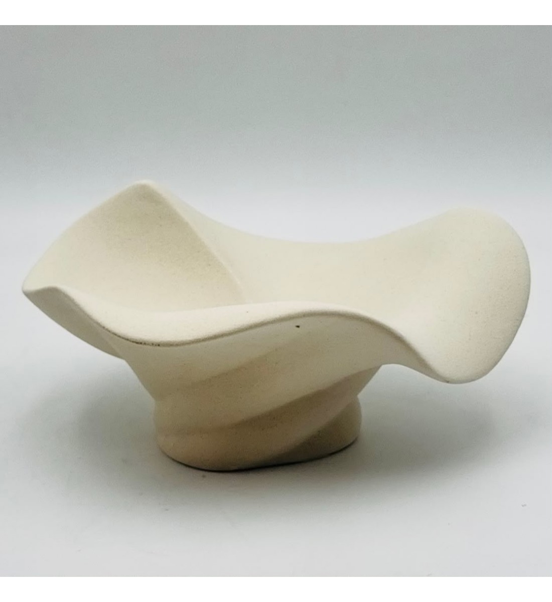 صحن  ديكورية فنية بتصميم انسيابي مميز 25×20×10سم 