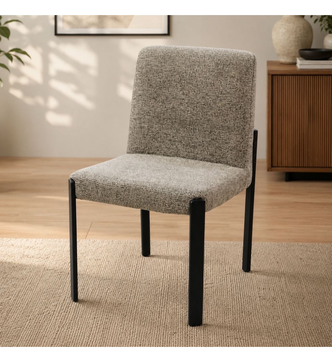 كرسي مودرن بيج مبطن – هيكل معدني لطاولة الطعام
