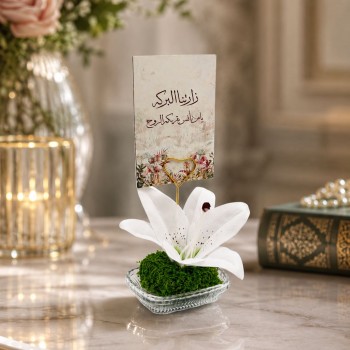 فازة  ورد أنيقة بتصميم فاخر، مرتبة داخل مزهرية زجاجية شفافة تمنحها مظهرًا راقيًا وجذابًا