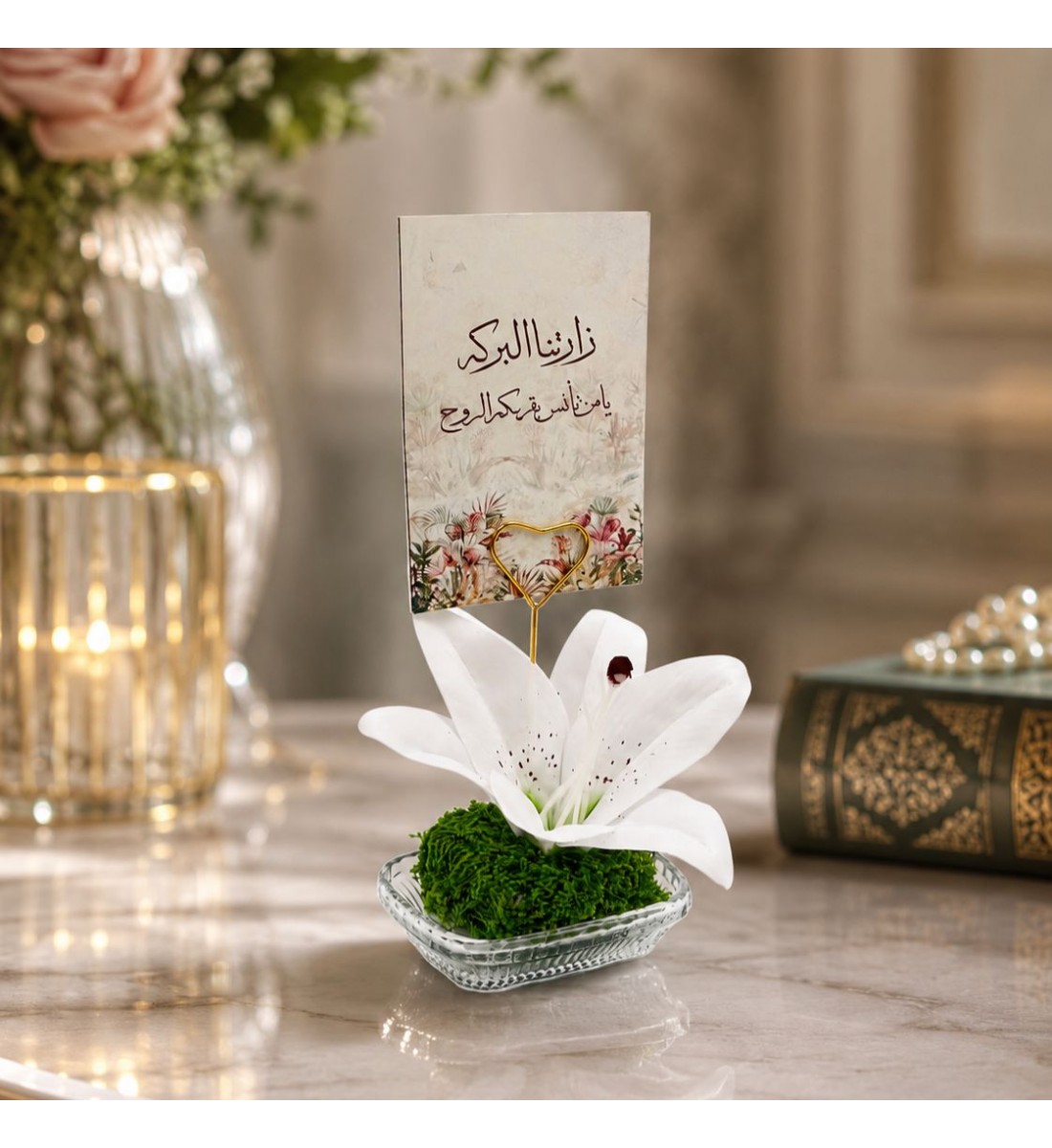 فازة  ورد أنيقة بتصميم فاخر، مرتبة داخل مزهرية زجاجية شفافة تمنحها مظهرًا راقيًا وجذابًا