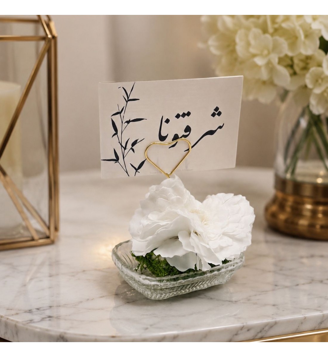 فازة  ورد أنيقة بتصميم فاخر، مرتبة داخل مزهرية زجاجية شفافة تمنحها مظهرًا راقيًا وجذابًا