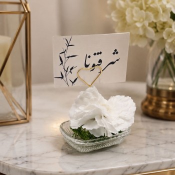 فازة  ورد أنيقة بتصميم فاخر، مرتبة داخل مزهرية زجاجية شفافة تمنحها مظهرًا راقيًا وجذابًا