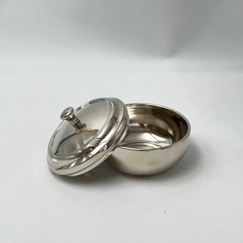 A luxurious round metal date serving tray, 4 x 11 x 11 cm