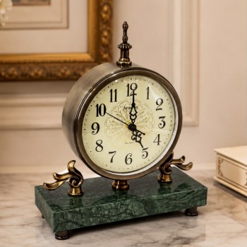 ساعة طاولة فاخرة بتصميم كلاسيكي أنيق، تجمع بين الشكل التراثي واللمسة الفخمة 30×22×10سم