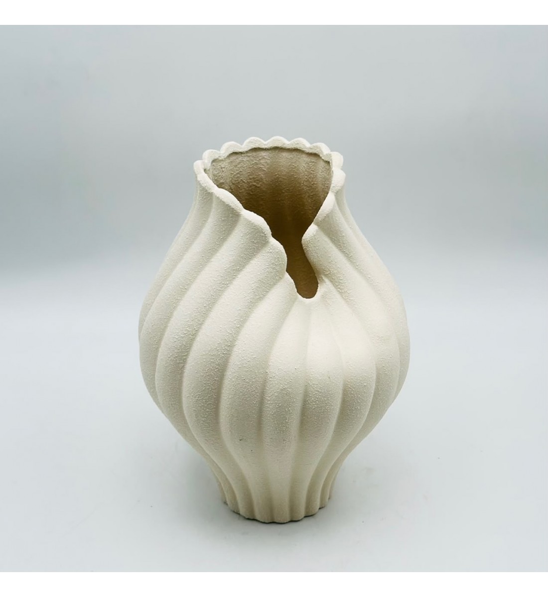 مزهرية ديكور بتصميم يدوي أنيق 28×10×10سم مزهرية ديكور بتصميم يدوي أنيق 28×10×10سم