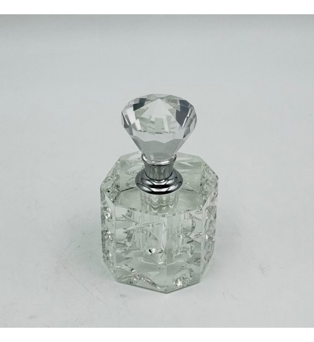 علبة عطر توليت كريستالية بتصميم فاخر وأنيق