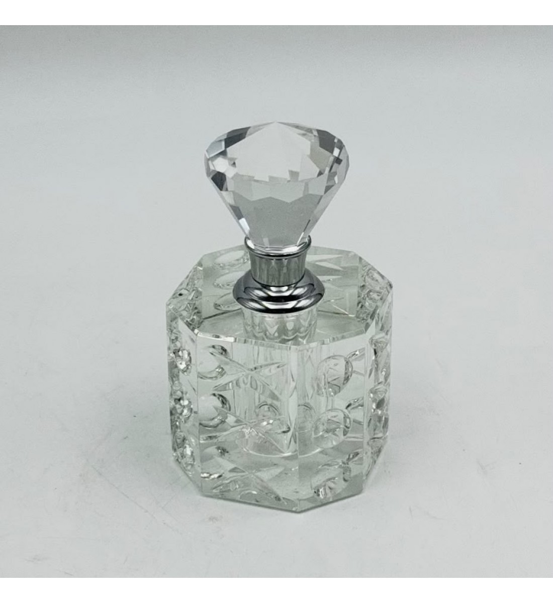 علبة عطر توليت كريستالية بتصميم فاخر وأنيق