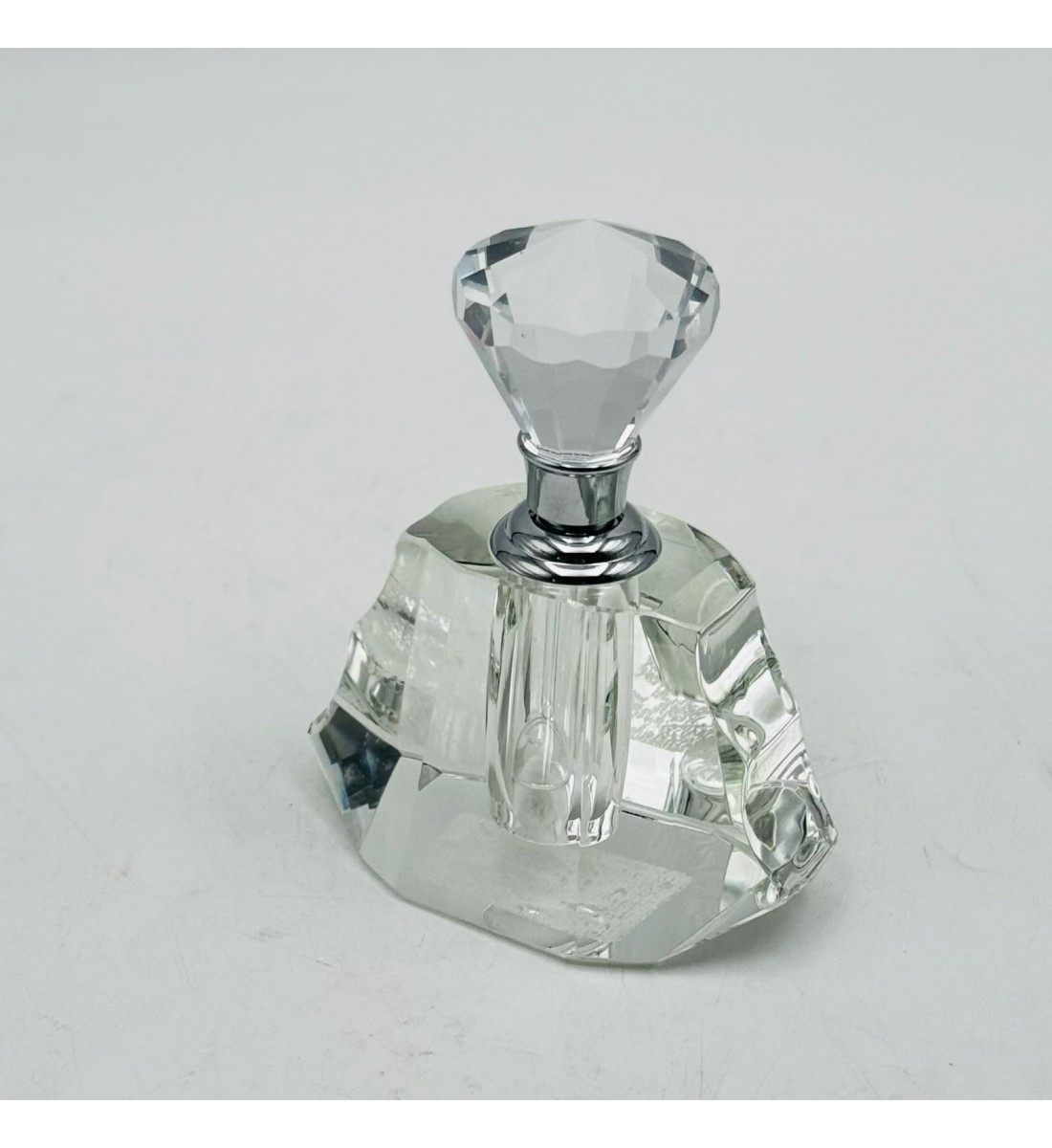 علبة عطر توليت كريستالية بتصميم فاخر وأنيق