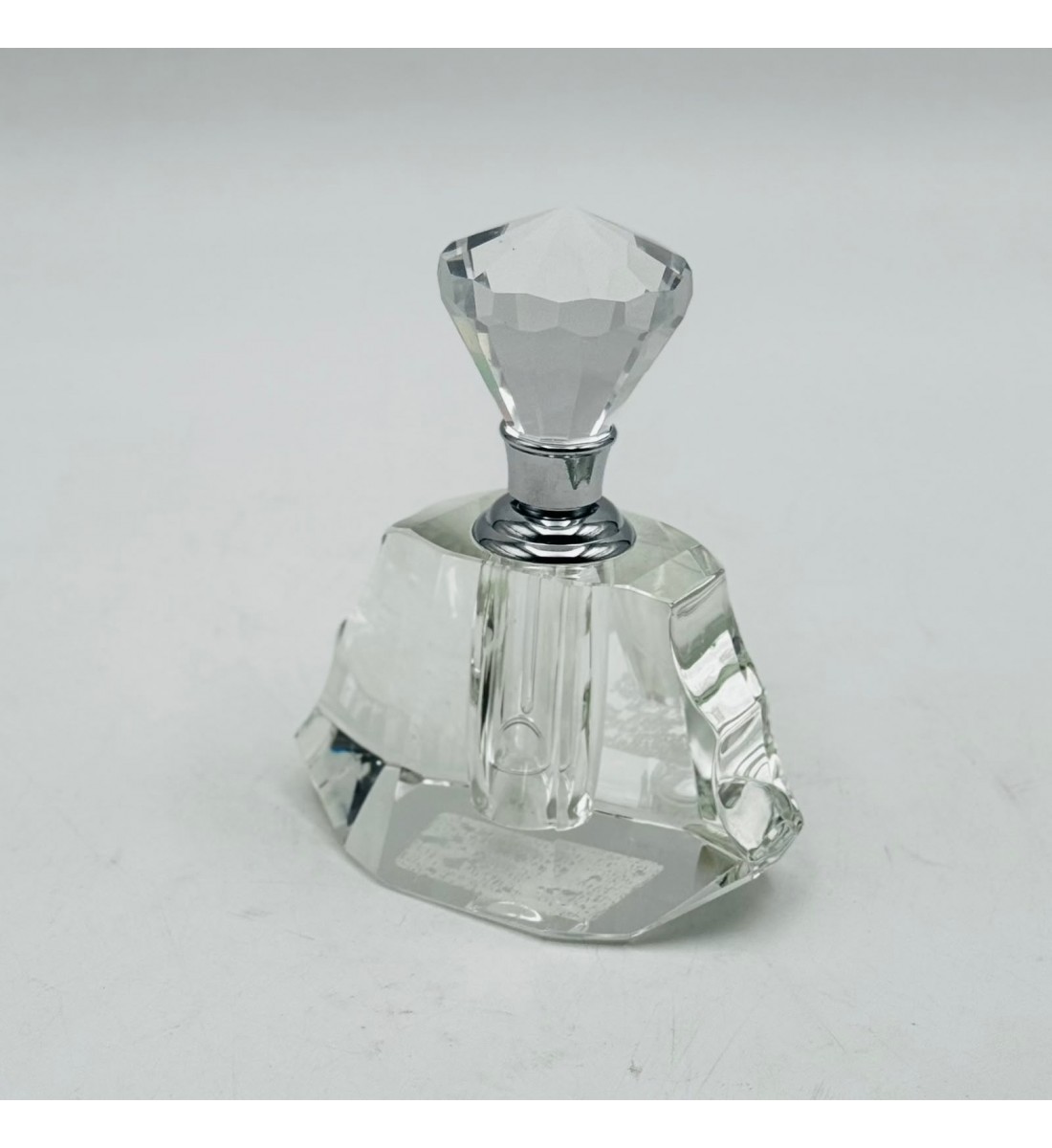 علبة عطر توليت كريستالية بتصميم فاخر وأنيق