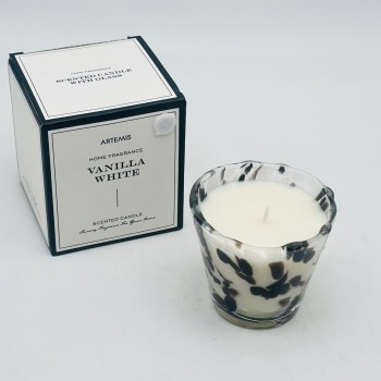 شمعة معطرة داخل كوب زجاجي بتصميم أنيق