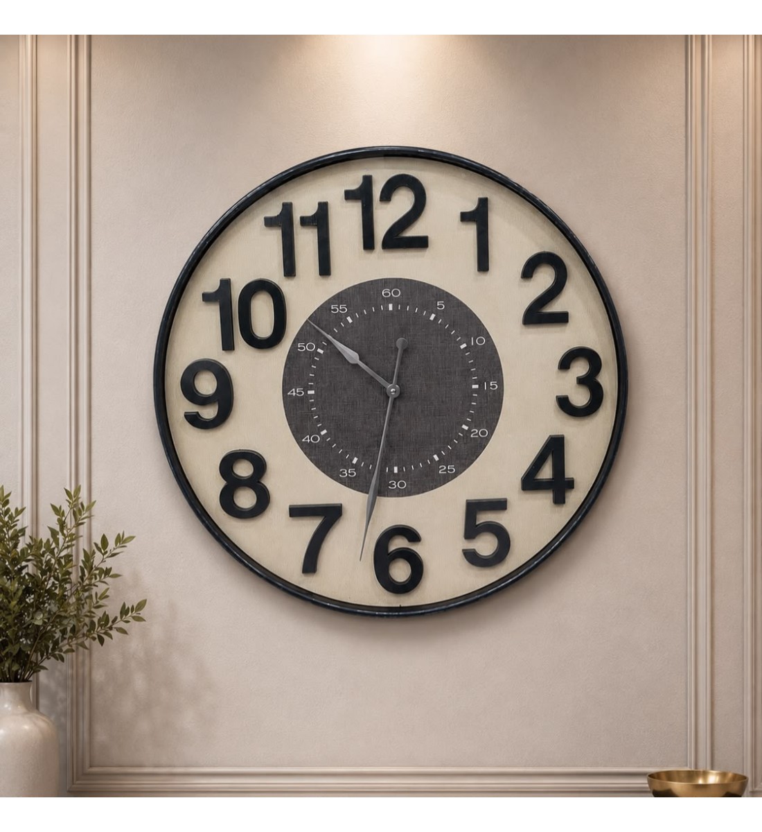 ساعة حائط دائرية بتصميم كلاسيكي عصري، تتميز بإطار خارجي بارز ساعة حائط دائرية بتصميم كلاسيكي عصري، تتميز بإطار خارجي بارز