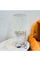 أباجورة طاولة ديكورية بتصميم أنيق وفاخر، تتكوّن من قاعدة خزفية طويلة بلون أبيض لامع 30×30×65سم أباجورة طاولة ديكورية بتصميم أنيق وفاخر، تتكوّن من قاعدة خزفية طويلة بلون أبيض لامع 30×30×65سم