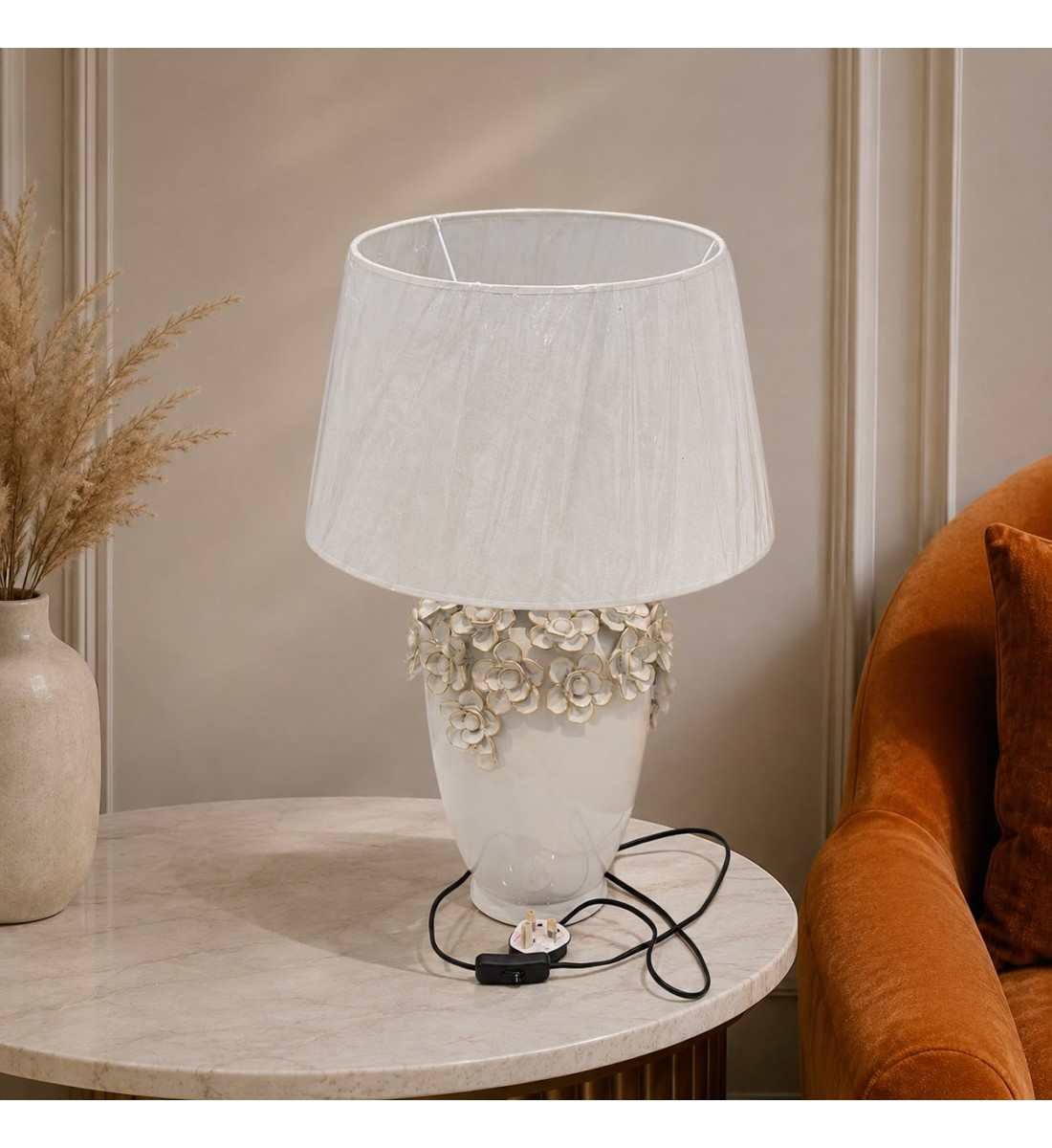 أباجورة طاولة ديكورية بتصميم أنيق وفاخر، تتكوّن من قاعدة خزفية طويلة بلون أبيض لامع 30×30×65سم أباجورة طاولة ديكورية بتصميم أنيق وفاخر، تتكوّن من قاعدة خزفية طويلة بلون أبيض لامع 30×30×65سم