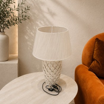 أباجورة طاولة ديكورية بتصميم أنيق وفاخر، تتكوّن من قاعدة خزفية بلون أبيض لامع 30×30×62سم 