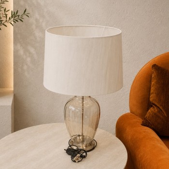 أباجورة طاولة بتصميم أنيق يجمع بين البساطة والفخامة، تتكوّن من قاعدة زجاجية شفافة بشكل بيضاوي ممدود69×36×36سم