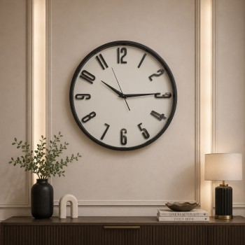 ساعة حائط دائرية بتصميم كلاسيكي عصري، تتميز بإطار خارجي بارز