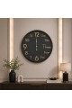 ساعة حائط دائرية اسود بتصميم كلاسيكي عصري، تتميز بإطار خارجي بارز ساعة حائط دائرية اسود بتصميم كلاسيكي عصري، تتميز بإطار خارجي بارز