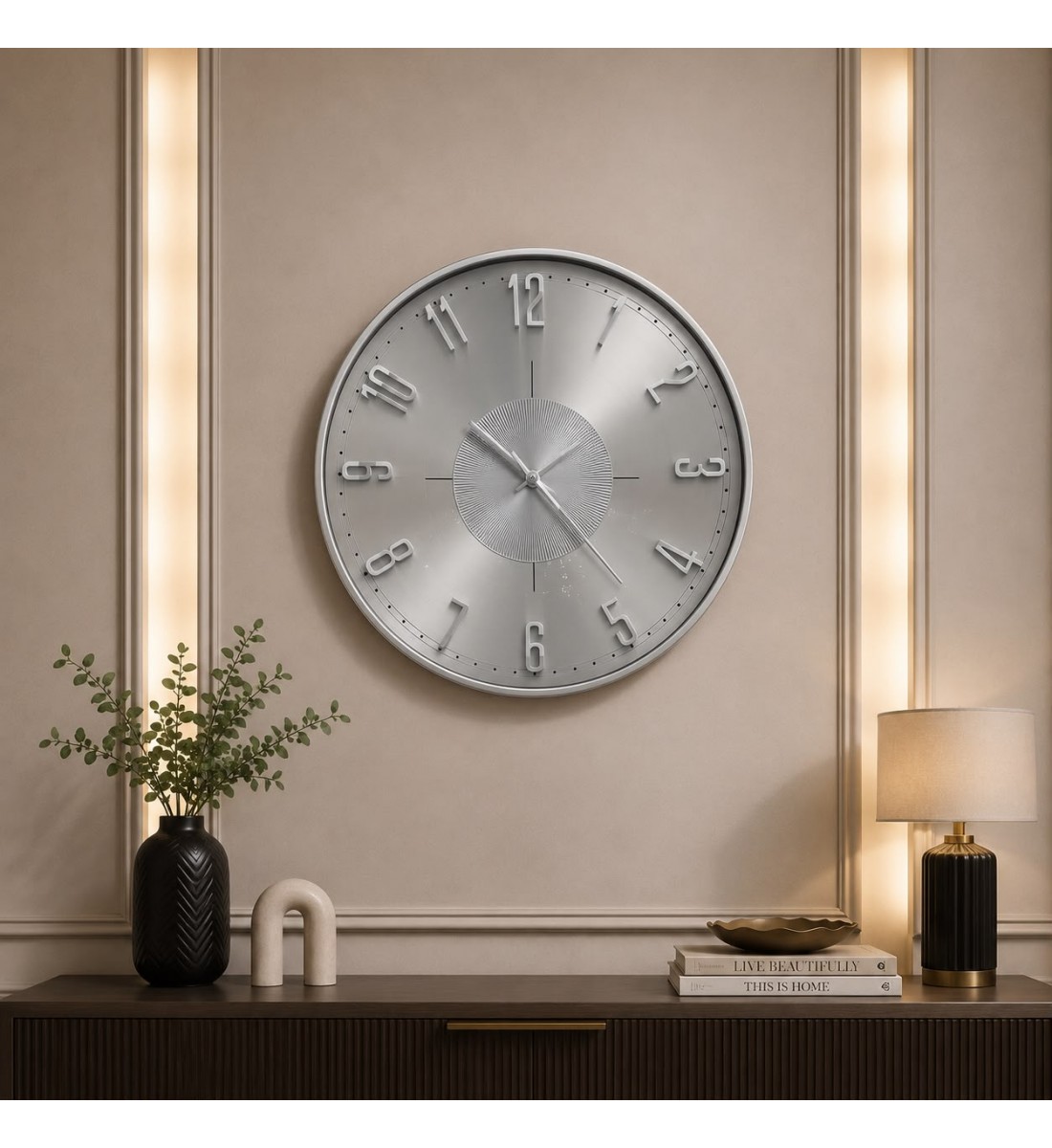 ساعة حائط دائرية فضي بتصميم كلاسيكي عصري، تتميز بإطار خارجي بارز ساعة حائط دائرية فضي بتصميم كلاسيكي عصري، تتميز بإطار خارجي بارز