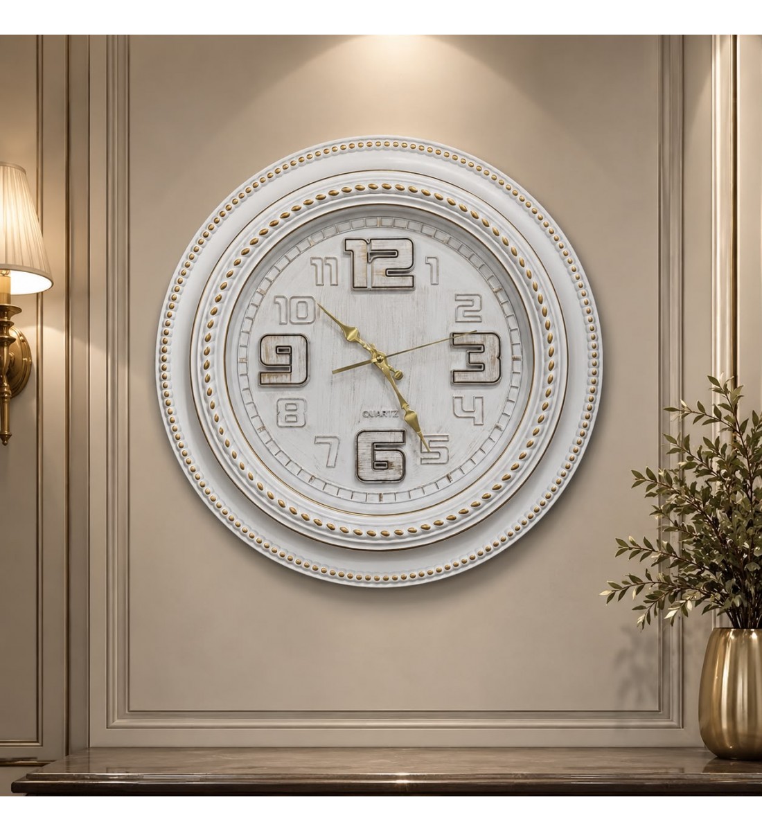ساعة حائط دائرية ابيض بتصميم كلاسيكي عصري، تتميز بإطار خارجي بارز