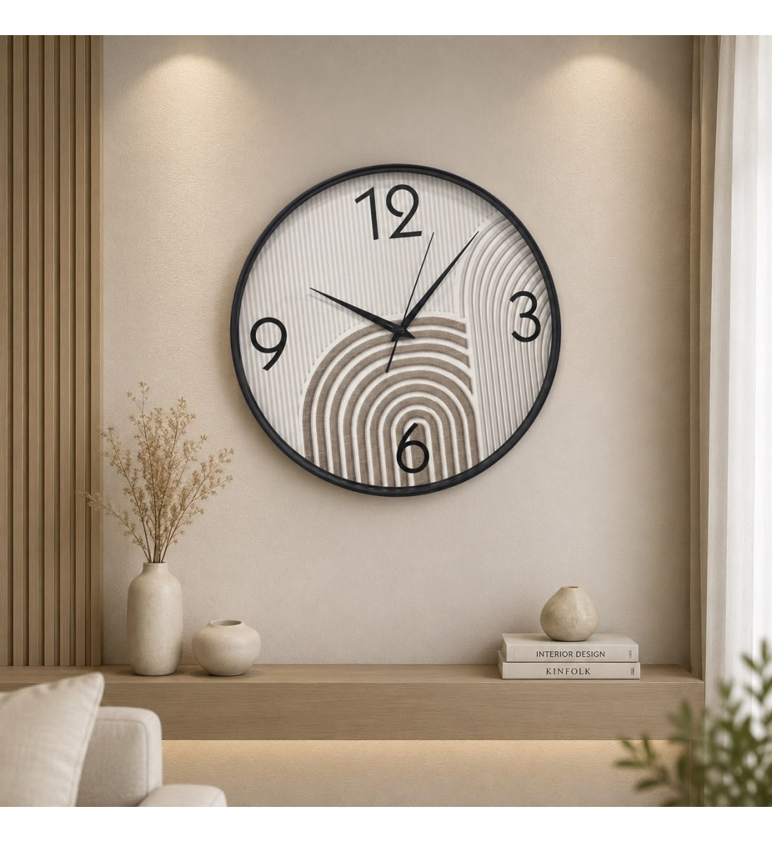 ساعة حائط دائرية بيج مخطط بتصميم كلاسيكي عصري، تتميز بإطار خارجي بارز ساعة حائط دائرية بيج مخطط بتصميم كلاسيكي عصري، تتميز بإطار خارجي بارز