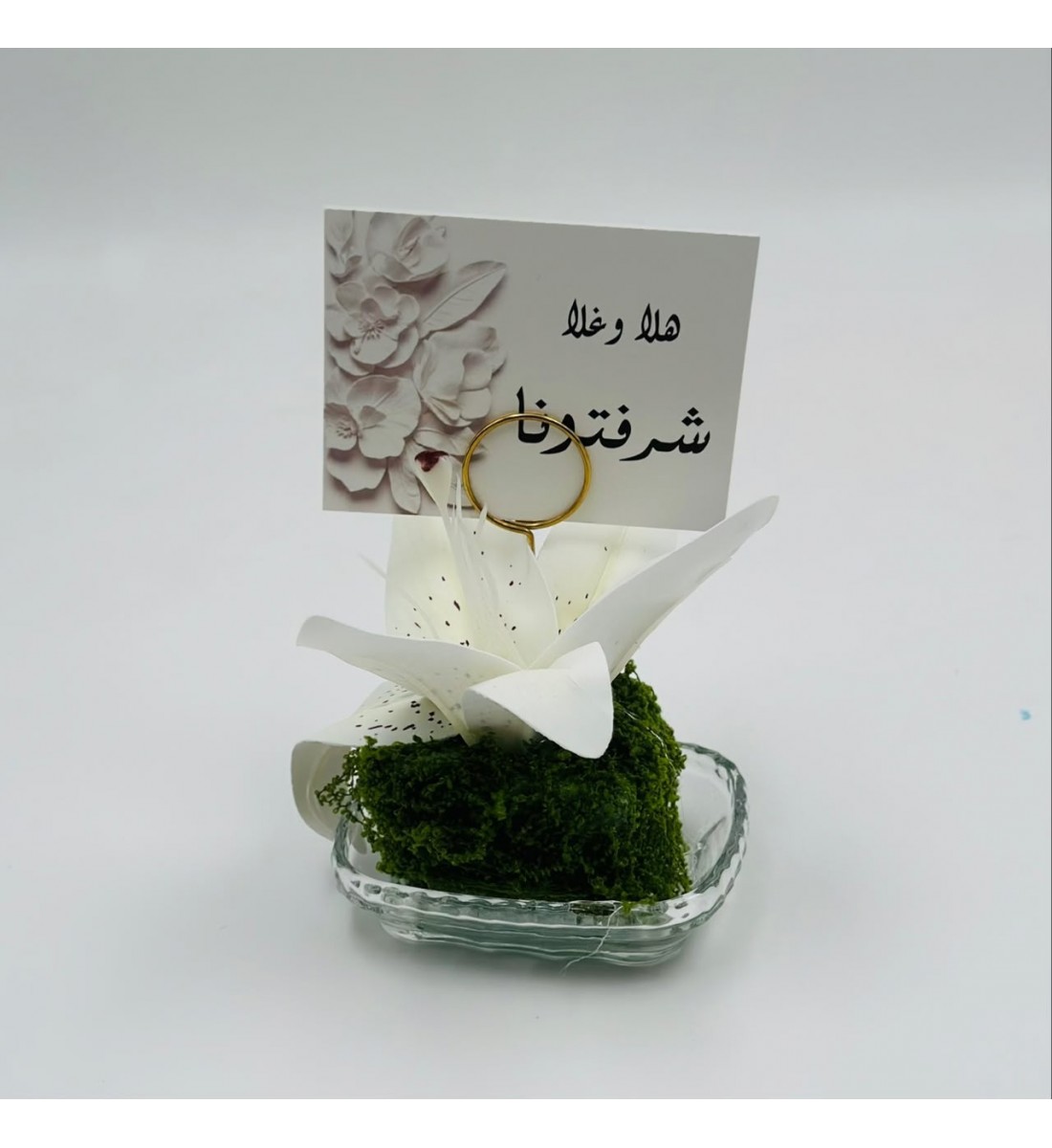 فازة  ورد أنيقة بتصميم فاخر، مرتبة داخل مزهرية زجاجية شفافة تمنحها مظهرًا راقيًا وجذابًا