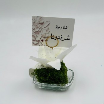 فازة  ورد أنيقة بتصميم فاخر، مرتبة داخل مزهرية زجاجية شفافة تمنحها مظهرًا راقيًا وجذابًا