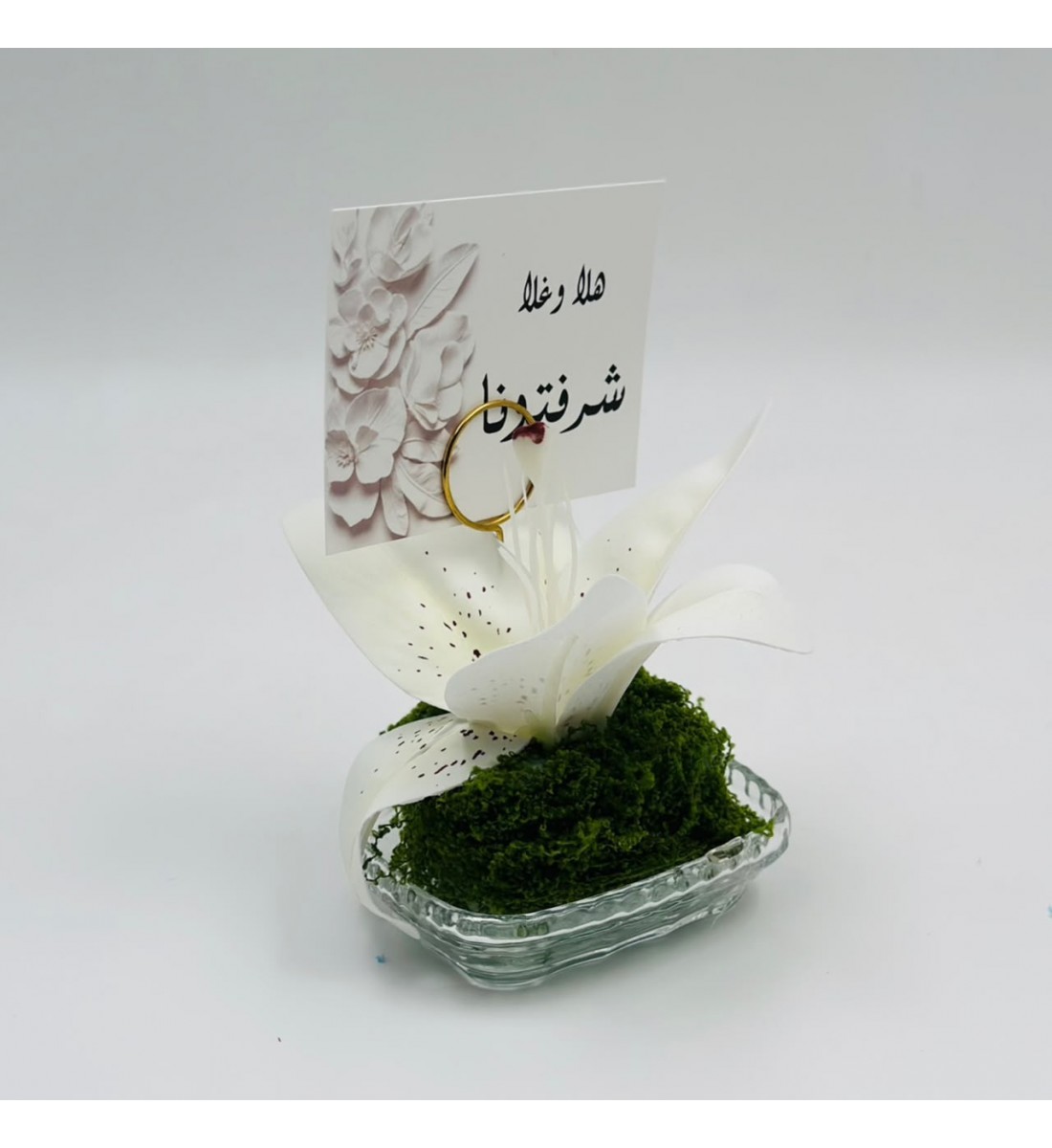فازة  ورد أنيقة بتصميم فاخر، مرتبة داخل مزهرية زجاجية شفافة تمنحها مظهرًا راقيًا وجذابًا