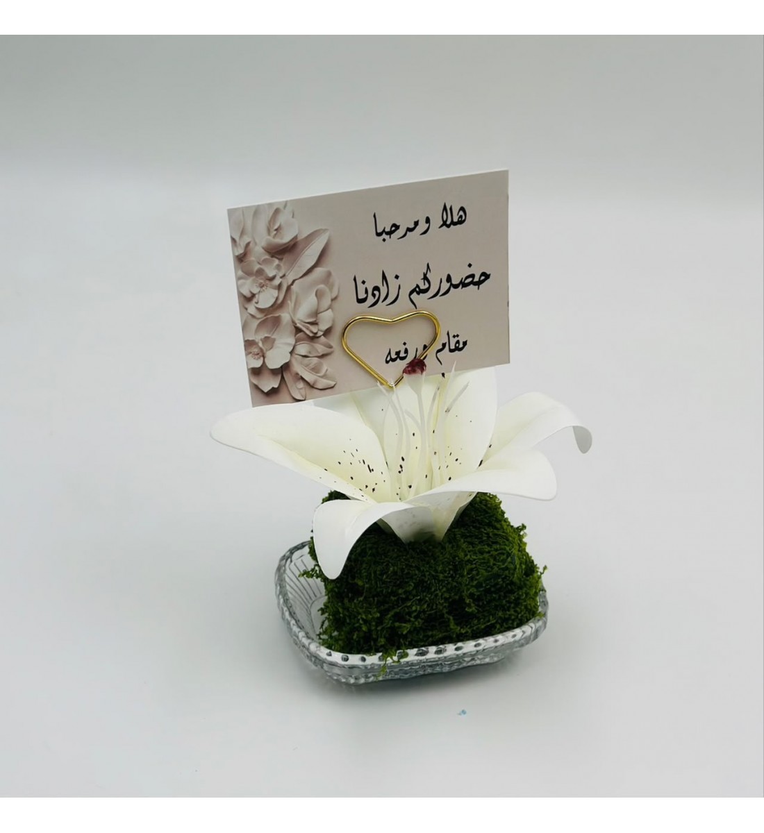 فازة  ورد أنيقة بتصميم فاخر، مرتبة داخل مزهرية زجاجية شفافة تمنحها مظهرًا راقيًا وجذابًا
