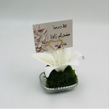 فازة  ورد أنيقة بتصميم فاخر، مرتبة داخل مزهرية زجاجية شفافة تمنحها مظهرًا راقيًا وجذابًا