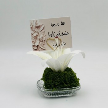 فازة ورد أنيقة بتصميم فاخر، مرتبة داخل مزهرية زجاجية شفافة تمنحها مظهرًا راقيًا وجذابًا فازة ورد أنيقة بتصميم فاخر، مرتبة داخل مزهرية زجاجية شفافة تمنحها مظهرًا راقيًا وجذابًا