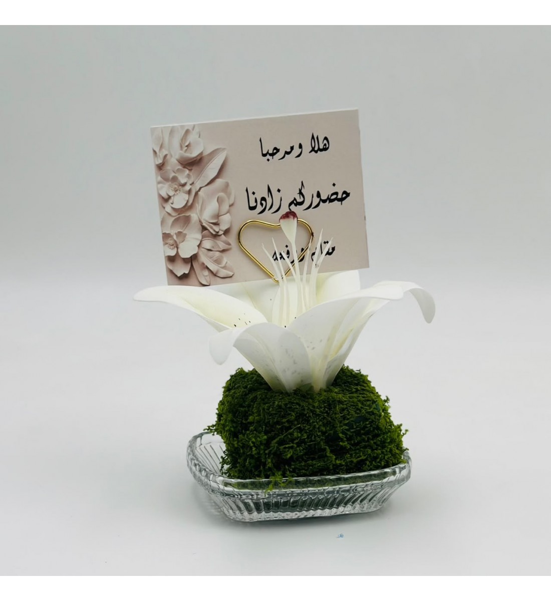 فازة  ورد أنيقة بتصميم فاخر، مرتبة داخل مزهرية زجاجية شفافة تمنحها مظهرًا راقيًا وجذابًا