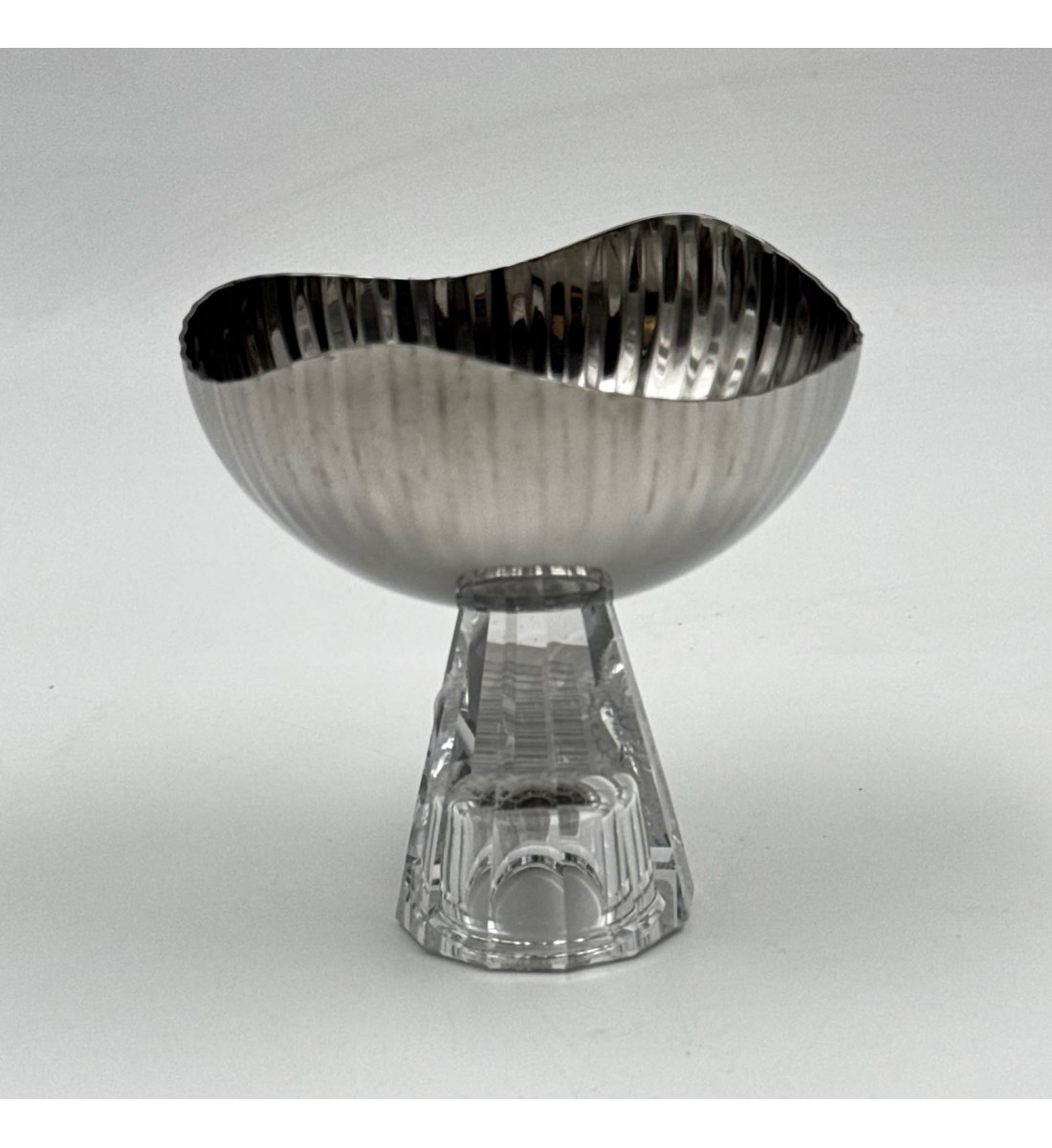 صحن تقديم معدني بتصميم فاخر وعصري11×10×10سم صحن تقديم معدني بتصميم فاخر وعصري11×10×10سم